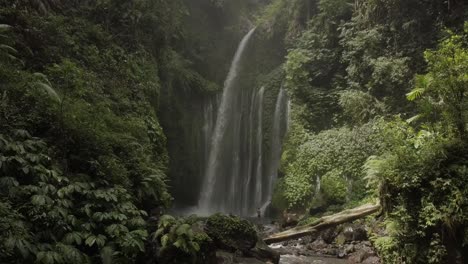 Luftaufnahmen:-Wasserfall-In-Lombok,-Indonesien