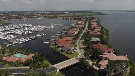Wunderschöne-Luftaufnahme-Einer-Umzäunten-Boots--Und-Wohnanlage-Im-Süden-Floridas