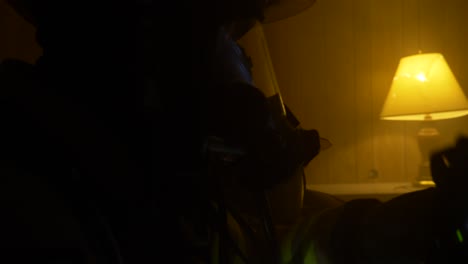 Feuerwehrmann-Verwendet-Eine-Infrarot-Wärmebildkamera,-Die-Die-Körperwärme-In-Einem-Verrauchten-Haus-Auf-Der-Suche-Nach-Personen-Erfasst