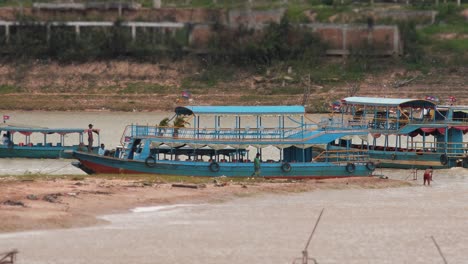 Barcos-Turísticos-Vacíos-Al-Lado-Del-Lago-Tonle-Sap