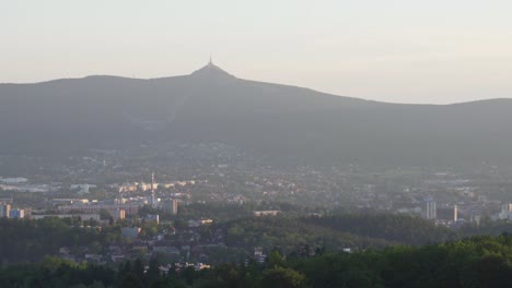 Panorama-De-La-Torre-Bromista-Y-La-Ciudad-De-Liberec-En-La-República-Checa,-Tiro-Más-Cercano