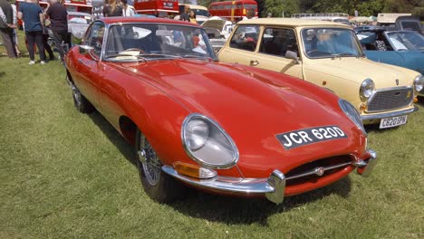 Klassischer-Roter-Jaguar-E-Typ-Auf-Dem-Transportfestival-Ausgestellt