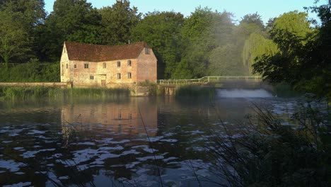 Sturminster-Newton-Mill,-Dorset,-England,-Early-morning-on-the-river-Stour,-slow-pan