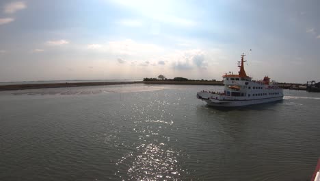 Langeoog-Ship-full-of-people-going-on-the-sea