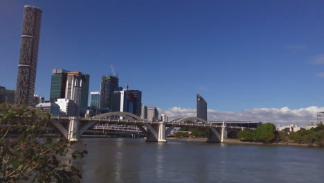 Brisbanes-William-Jolly-Bridge-Mit-Gebäuden-Im-Hintergrund