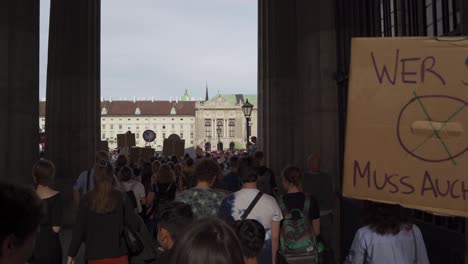 POV-Einer-Menge-Demonstranten,-Die-Freitags-Durch-Bögen-Am-Heldenplatz-Für-Zukünftige-Proteste-Gegen-Den-Klimawandel-Gehen