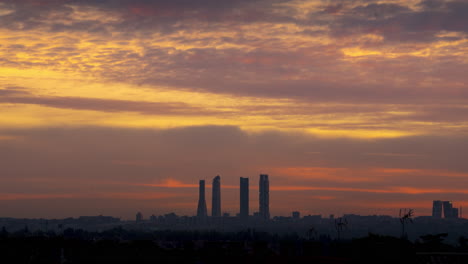 Timelapse-of-a-beautiful-sunrise-in-Madrid,-Spain
