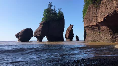 High-Tides-crash-against-the-shore-at-Bay-of-Fundy