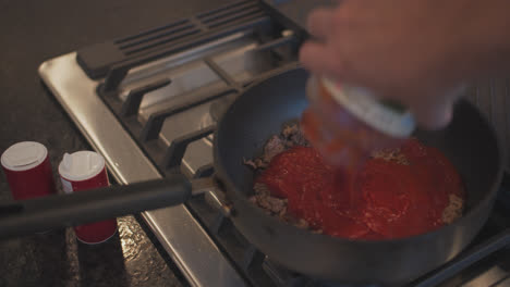 Adding-spaghetti-sauce-to-ground-beef