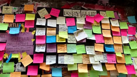 Colorful-sticky-notes-with-personal-messages-written-by-people-from-all-over-the-world-visiting-Seattle,-Washington