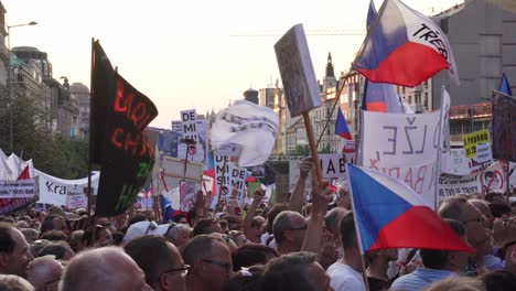 Primer-Plano-De-Pancartas-Y-Banderas-Durante-La-Manifestación-Contra-El-Presidente-Y-Primer-Ministro-Checo,-Praga