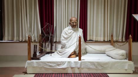 Statue-Des-Vaters-Der-Nation-Mahatma-Gandhi-Mit-&quot;Charkha&quot;-In-Einem-Museum-In-Dehradun,-Uttarakhand,-Indien