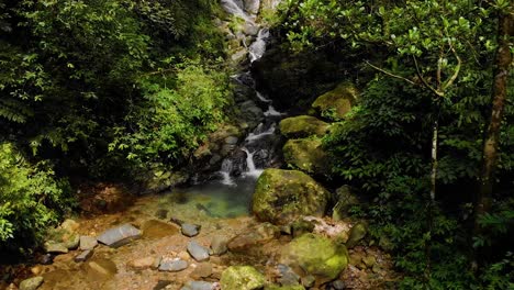 4K-Luftaufnahme-über-Einer-Brücke-Neben-Einem-Wasserfall-In-Den-Wäldern-Der-Khasi-Hills,-Cheerapunji,-Meghalaya,-Indien