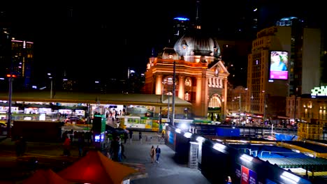 Melbourne-Fed-Square,-Vista-Nocturna-De-La-Estación-De-Flinder-Street-Fed-Square-Nueva-Iniciativa-De-Experiencia-Digital-En-La-Plaza-De-La-Federación-Nocturna-Arte-De-Pantalla-Digital-Nocturno