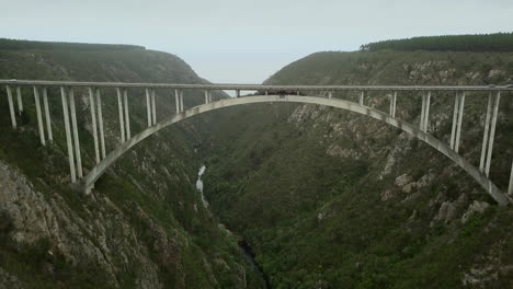 Südafrikanische-Bogenbrücke-Mit-Bungy-Plattform