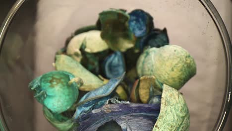 Langsam-In-Eine-Vase-Mit-Blauem-Und-Grünem-Potpourri-Schieben