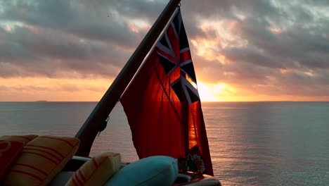Seeflagge-Bei-Sonnenuntergang,-Die-Langsam-Im-Wind-Flattert