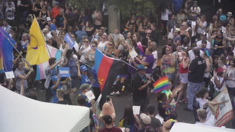 Menschen-Marschieren-Mit-LGBTQ-Flaggen-Auf-Der-Straße-Bei-Der-River-City-Pride-Parade-In-Jacksonville,-Florida
