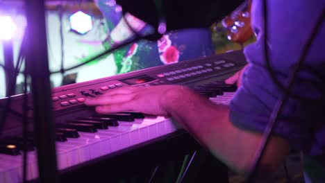 Eine-Band-Spielt-Nachts-Ein-Konzert-Mit-Den-Fingern,-Die-Am-Keyboard-Spielen