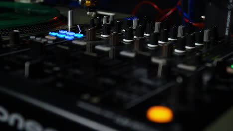 DJ-Audiomixer-Und-Plattenspieler-Im-Club