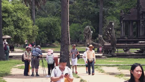Turistas-En-El-área-De-Angkor-Wat-Cerca-Del-Puente