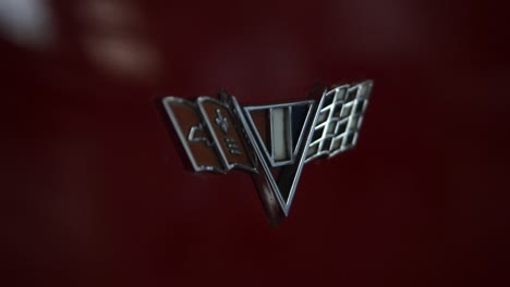 Hand-Chevelle-Logo-Auf-Der-Roten-Motorhaube-Des-Autos
