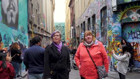 Touristen,-Die-Graffiti-kunstwerke-In-Der-Strumpfhose-Melbourne-Cbd-Besuchen