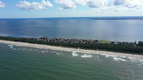 Mar-Báltico,-Vista-Aérea-De-La-Ciudad-De-Chalupy-En-Playas-De-Arena-De-Polonia
