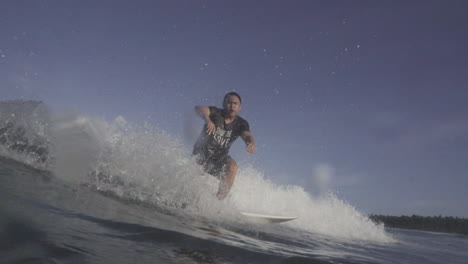 Surfistas-Filipinos-Asiáticos-Disfrutando-De-Pequeñas-Olas-En-Un-Clima-Sombrío