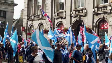 Zeitlupe-Der-Flaggen-Von-Union-Jack-Und-St.-Andrew,-Die-Während-Der-Schottischen-Unabhängigkeit-In-Der-Stadt-Aberdeen-Gehisst-Werden