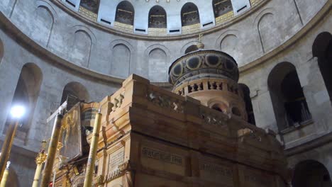 The-tomb-of-Jesus-in-the-Church-of-the-Holy-Sepulchre-in-Jerusalem,-Israel