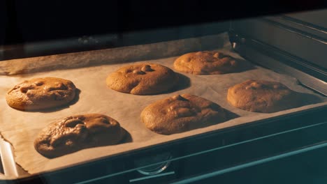 Time-lapse-of-baking-soft-cookies-in-the-oven