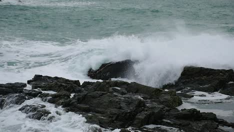 Meereswellen-Krachen-In-Zeitlupe-Auf-Felsen