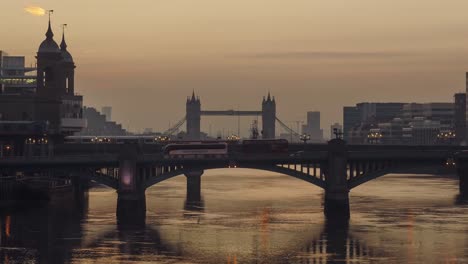 Time-lapse-of-sunrise-behind-Tower-Bridge,--London,-UK