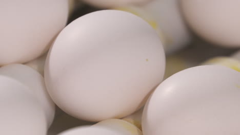 Nahaufnahme-Von-Frischen-Eiern,-Die-Sich-Auf-Einem-Förderband-Auf-Einer-Geflügelfarm-Bewegen