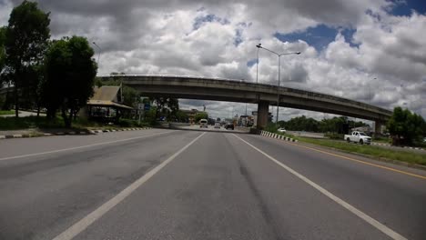Este-Es-Un-Lapso-De-Tiempo-Con-Una-Cámara-De-Acción-Montada-Frente-Al-Camión,-Conduciendo-De-Pranburi-A-Hua-Hin-Y-De-Hua-Hin-A-Bangkok-En-Phet-Kasem-Road