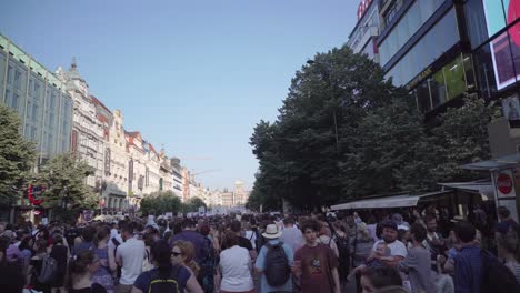 Multitud-De-Personas-En-Manifestación-En-Praga,-República-Checa,-Vista-Trasera
