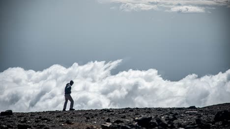 Kineographie-Eines-Mannes,-Der-Einen-Bergrücken-Auf-Dem-Kilimandscharo-Entlang-Geht