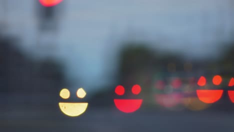 Buntes-Smiley-Emoji-Bokeh-Aus-Fahrendem-Auto-Und-Ampeln-Am-Abend,-Social-Media-Emoji-Hintergrundkonzept