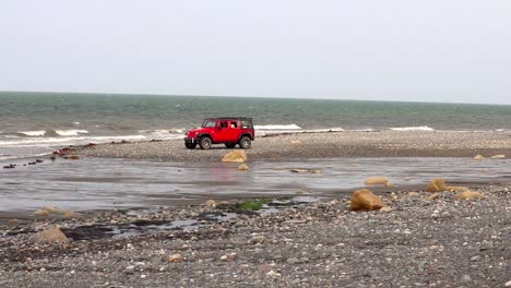 Jeep-Wrangler-En-La-Playa-De-Cooks-Inlet-En-La-Península-De-Kenai-En-Alaska