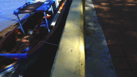 Blick-Auf-Ein-Boot-Vor-Dem-Wasser-In-Krabi