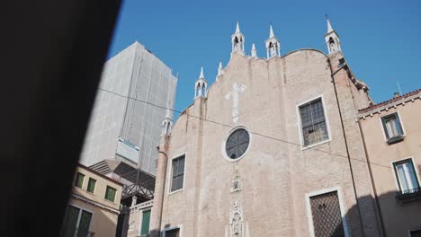 Revealing-shot-of-the-Chiesa-di-Sant-Aponal,-deconsecrated-Roman-Catholic-church-in-the-sestiere-of-San-Polo-in-Venice,-Italy