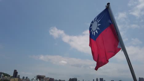 Cámara-Lenta:-Una-Bandera-Taiwanesa-Ondeando-Desde-El-Ferry-A-La-Isla-De-Cijin,-Kaohsiung,-Taiwán