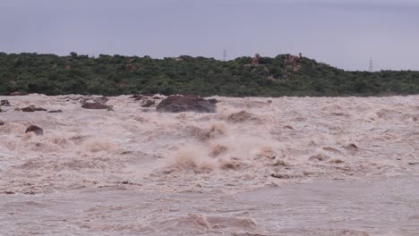 Schwenkansicht-Von-Schwerem-Hochwasser,-Das-Durch-Die-Berge-In-Das-Dorf-Im-Norden-Von-Karnataka,-Indien,-Eindringt