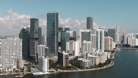 Wunderschöne-Aufsteigende-Luftaufnahme-Der-Skyline-Der-Innenstadt-Von-Miami-Am-Wasser,-Drohne-4k