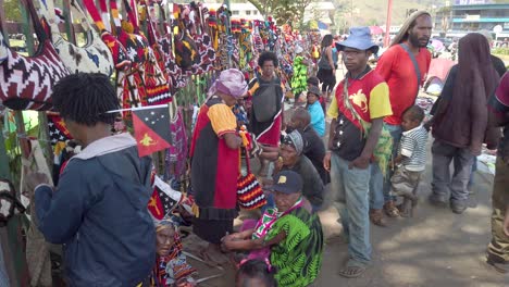 Los-Vendedores-Ambulantes-Venden-Souvenirs-Coloridos,-Artesanías,-Papúa-Nueva-Guinea