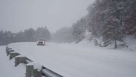 Ein-Pickup-Fährt-In-Zeitlupe-Durch-Starken-Schneefall-Auf-Einer-Landstraße-In-Wisconsin