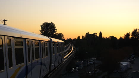 Vancouver-Skytrain-Fährt-Ab,-Während-Ein-Anderer-Ankommt