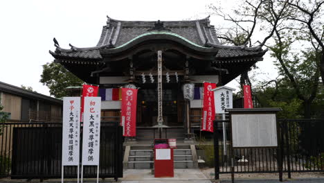 Daikokutendo,-Un-Pequeño-Santuario-Sintoísta-Situado-En-El-Parque-Ueno,-Tokio