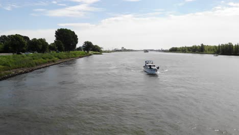 small-yard-sailing-true-waves-on-dutch-river